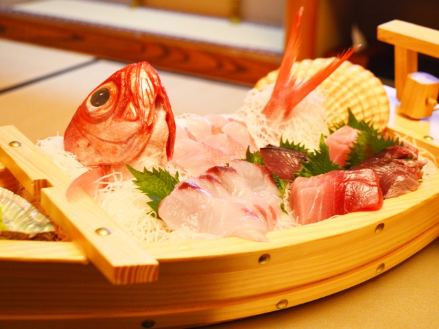 A ship-shaped platter made of cypress wood