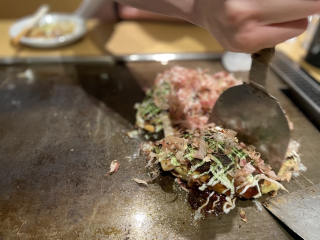 Cut the okonomiyaki