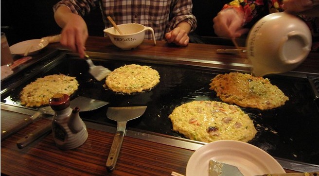 Shape the okonomiyaki like a pancake on the griddle