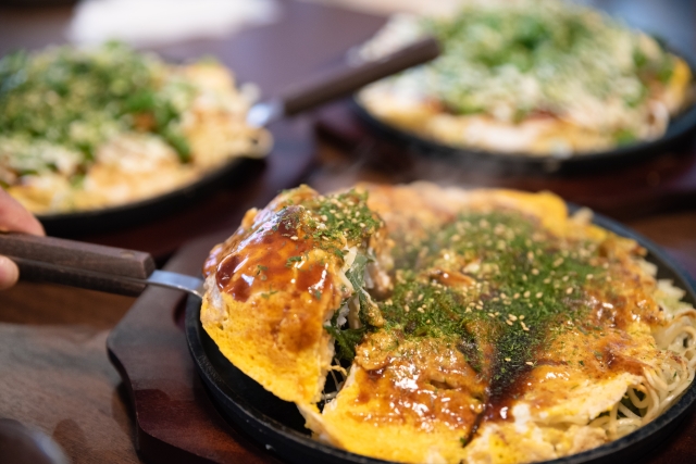 Hiroshima-style okonomiyaki is ready. Let's all share and eat it together.