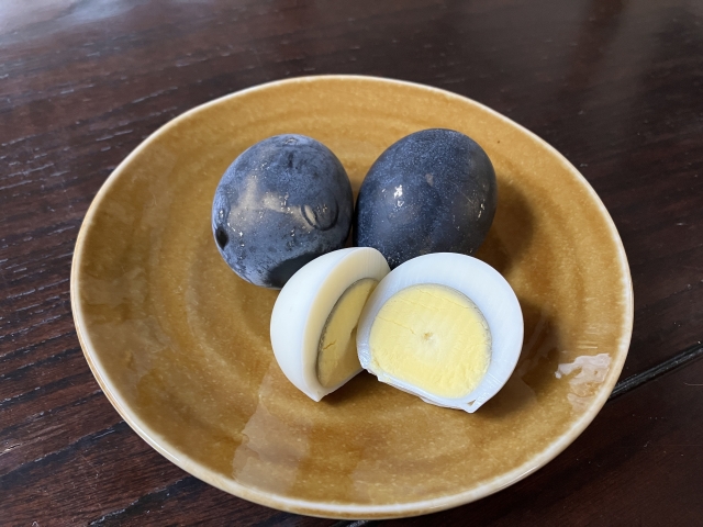 Peeled black eggs